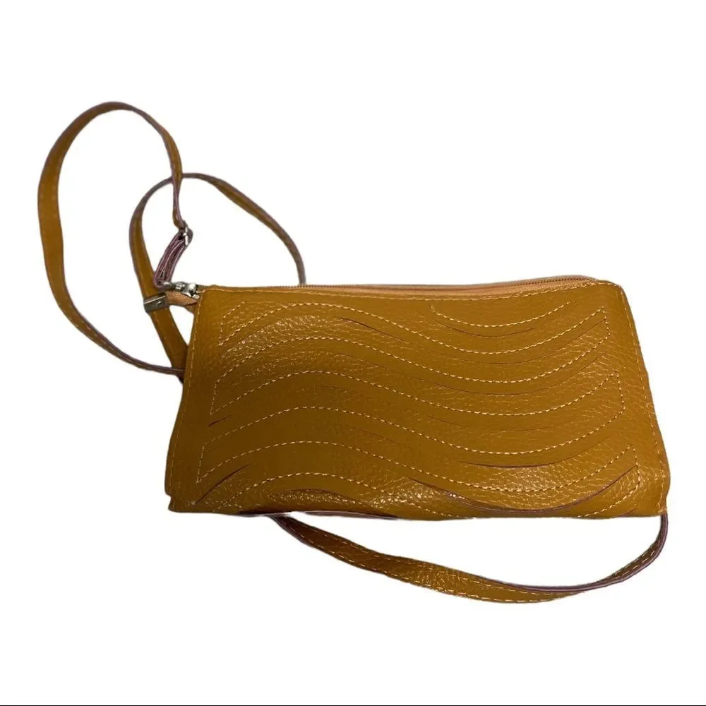 Get ready for fall with this adorable cross body bag.‎